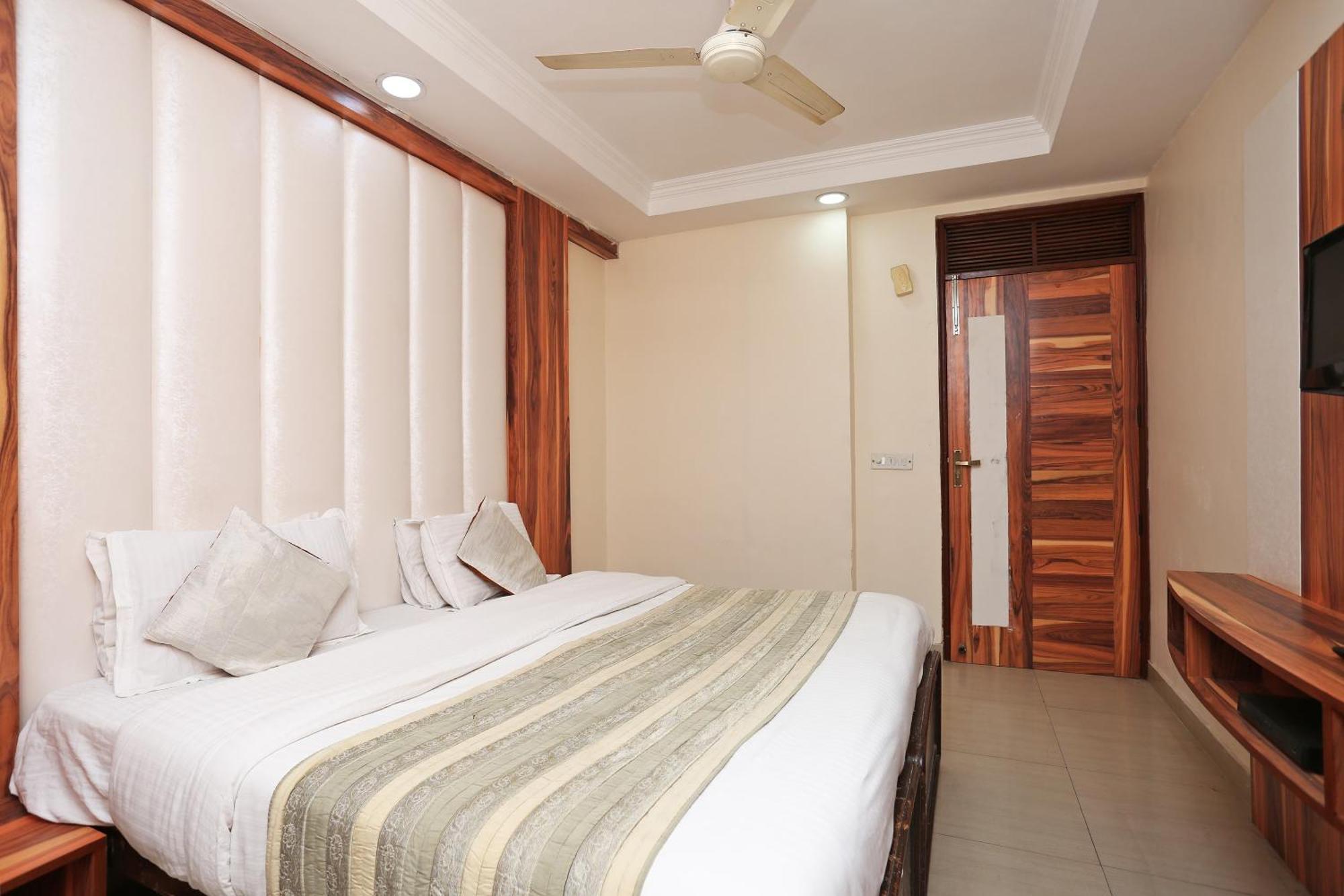 Oyo Flagship Hotel F Five New Delhi Exterior photo